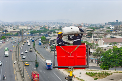 El cambio de luminarias en la vía Perimetral comenzó días atrás.