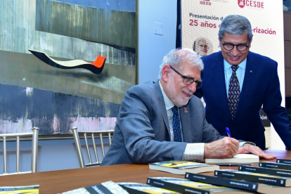Alberto Dahik firma el libro de Byron San Miguel.