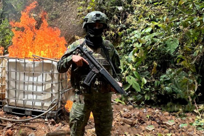 El Ejército ecuatoriano encontró y destruyó rutas ilegales supuestamente utilizadas para el transporte de explosivos y combustibles.