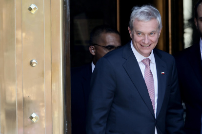 El presidente electo de Chile, José Antonio Kast, reacciona a su salida del Ministerio de Economía este martes, en Buenos Aires (Argentina).