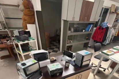 Los dueños no pudieron justificar la procedencia de los radios.