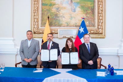 El documento fue suscrito por Sandro Castillo, director del Servicio Nacional de Aduana del Ecuador (SENAE), y Alejandra Arriaza, directora nacional de Aduanas de Chile.
