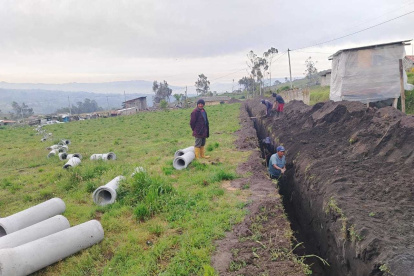 Habitantes de la comunidad de Santa Rosa, en Ambato, se unieron para reparar un canal de riego.