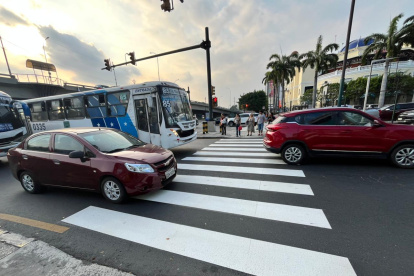 En la intersección de la avenida Francisco de Orellana y Carlos Plaza Dañín hay alta concurrencia peatonal por ser una zona comercial.