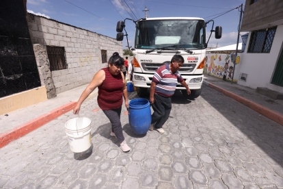 Todo tipo de recipiente es válido para recoger el agua. Vecinos aseguran que en el año tienen el servicio en la madrugada.