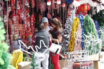 Los colores y objetos decorativos de la Navidad se posan en distintos puntos de la ciudad, con conciertos y ferias, para atraer a los visitantes.