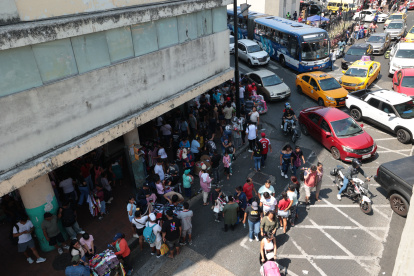 La intersección de Chile y avenida Olmedo es una de las que se satura en diciembre en el sector de la Bahía, en el centro de Guayaquil.