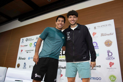 Los jugadores del pádel Federico Chingiotto (i) y Agustín Tapia disputarán un partido de exhibición en Quito.