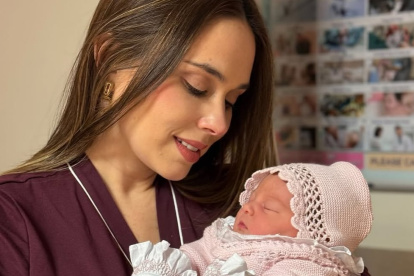 Fiorella Solines con Anna Felippa en brazos.