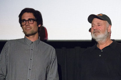 Nick Reiner (izquierda) junto a su padre, el cineasta Rob Reiner, durante una aparición en el Montclair Film Festival.