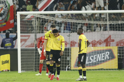 Jugadores de Barcelona se levantaron en protesta contra la directiva.
