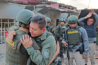 El brigadier general William Rincón Zambrano, durante una visita a la zona donde ocurrió el ataque terrorista el 16 de diciembre de 2025, en Buenos Aires (Cauca).