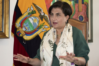 La canciller del Ecuador, Gabriela Sommerfeld, habla durante una entrevista con EFE.