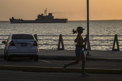 Fotografía de un buque de patrulla naval de la Armada desde el malecón del Lago de Maracaibo este miércoles, en Maracaibo (Venezuela).