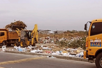 Maquinaria del Municipio de Daule retiró desechos acumulados en un vial.