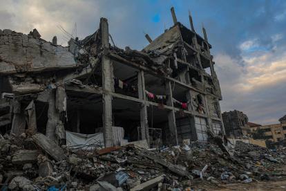 Imagen de 13 de diciembre de 2025 de un edificio parcialmente destruido en Gaza.