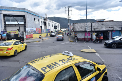 En la Juan Montalvo e Interoceánica hay decenas de negocios, unidades educativas y también ventas informales.