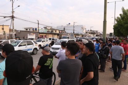 Decenas de curiosos se congregaron en la avenida Isidro Ayora, en Samanes 4, tras el ataque armado que terminó con la vida del futbolista Mario Pineida.