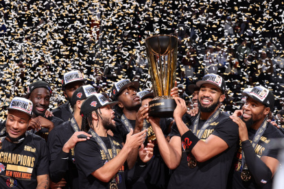 Jalen Brunson, MVP del torneo, sostiene la copa de los campeones.