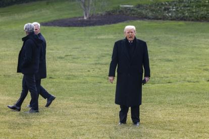 El presidente Donald J. Trump grita a los medios de comunicación mientras camina para abordar el Marine One en el jardín sur de la Casa Blanca en Washington.