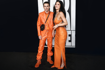 Kylie Jenner y Timothée Chalamet apostaron por el naranja en su más reciente salida en pareja durante la premiere de Marty Supreme,