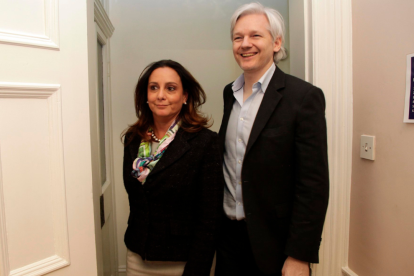 Julian Assange aparece en la embajada de Ecuador en Londres, donde permanecía asilado desde 2012. Reino Unido, 16 de junio de 2013.