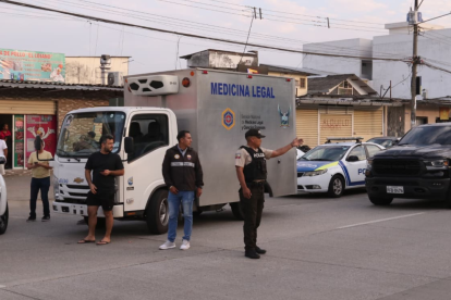 Agentes de Medicina Legal y Policía Nacional acuden al lugar donde fue baleado el futbolista Mario Pineida, en la calle Isidro Ayora, Guayaquil.