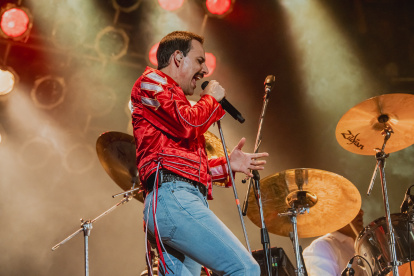 El cantante Pablo Padín personifica a Freddie Mercury en el show "God save the Queen".