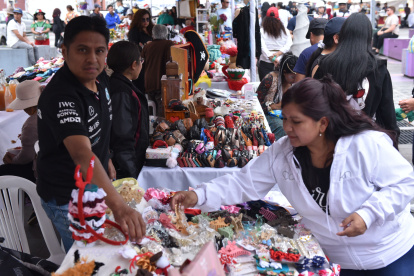 Prendas de vestir, accesorios, juguetes, perfumería, artesanías, decoración y propuestas gastronómicas tradicionales son parte de la oferta.