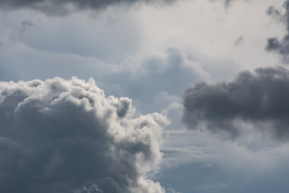 Referencial.Nubes densas y cielo cargado anuncian lluvias intensas y tormentas eléctricas en la Sierra y Amazonía este 18 de diciembre.