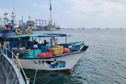 Una de las embarcaciones que se usan en Manta para hacer la pesca artesanal.