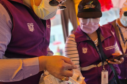 Arcsa ejecutó un operativo de control en los exteriores del Hospital Guasmo Sur, en el sur de Guayaquil.