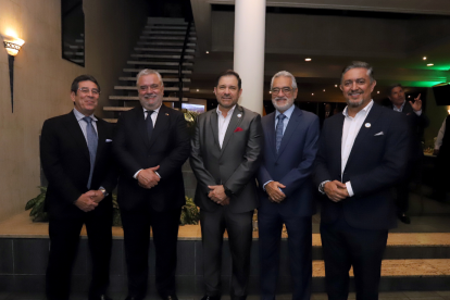 Aldo Vanoni, Fernando Bertero, Andrés Valdivieso, Javier Vanoni y Billy Vásconez.