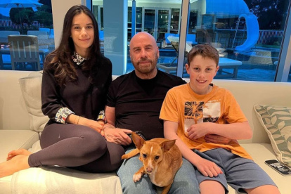 Ella Travolta de 25 años, John Travolta y Benjamin Travolta. Una foto en el día del padre. Ella escribió: "Gracias por ser el mejor padre y por todo el amor y la luz que traes al mundo. Te amo hasta la luna y más allá".