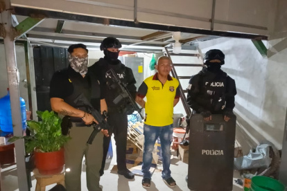 La Policía Nacional ejecutó 12 allanamientos simultáneos en las provincias de Guayas y Azuay.