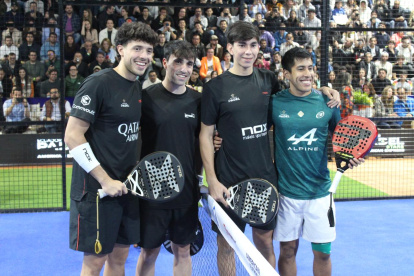 Los números 1 y 2 del ranking mundial de pádel, Agustín Tapia (i) y Federico Chingotto (cuarto de izquierda a derecha), disputaron un amistoso en Quito.