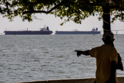Un hombre observa dos buques petroleros que permanecen anclados en el lago de Maracaibo, cerca de Maracaibo, estado Zulia, Venezuela, el 17 de diciembre de 2025.