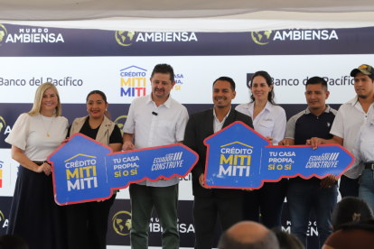 Rhonda Cevallos, Daniel Elmir y Luli Arosemena junto a algunos de los ganadores.