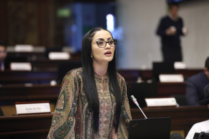 La legisladora correísta Viviana Veloz propone que se suspenda el receso legislativo.