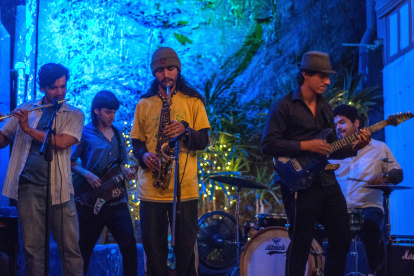 Lengua Mocha combina la esencia jazzera con la ferocidad del punk hardcore. La banda está integrada por skaters y bikers.