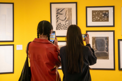 Grabados, monotipias, intaglios y composiciones geométricas son parte de la producción de la artista, que falleció en 1996.