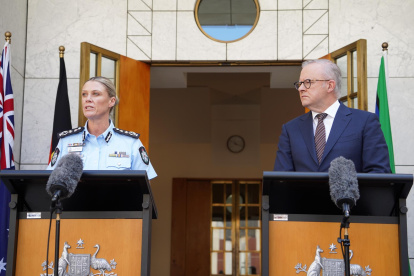 El primer ministro australiano, Anthony Albanese (derecha), y la comisionada de la Policía Federal  (AFP), Krissy Barrett, durante una conferencia de prensa, el 19 de diciembre de 2025.