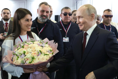 El presidente ruso, Vladímir Putin (der.), se reúne con miembros del Frente Popular Panruso después de una conferencia en Moscú, Rusia, el 19 de diciembre de 2025.