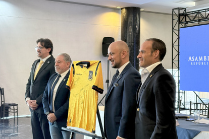 Dirigentes del fútbol ecuatoriano y del legislativo durante la entrega del proyecto en la Asamblea.