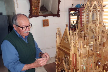 Artesano. El artesano Carlos Tapia replicó la Basílica en maderas como pino, laurel, cedro, nogal, canelo, colorado y bambú.