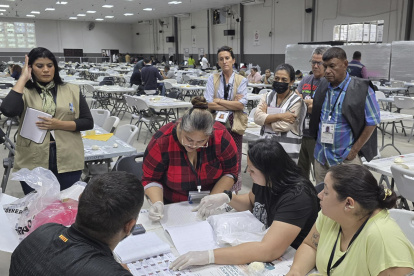 Fotografía cedida por el Consejo Nacional Electoral (CNE) que muestra a personas durante el escrutinio especial en Tegucigalpa (Honduras)