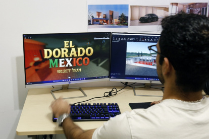 Ángel Villaverde, estudiante de ingeniería tecnológica, desarrolla juegos con temática bélica para la plataforma de juegos Roblox en Monterrey,  México, el 19 de noviembre de 2025.