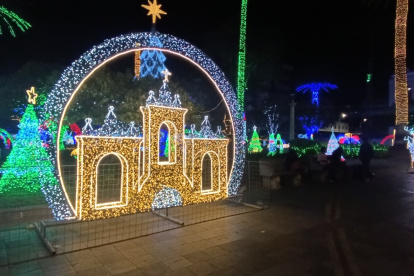 Luces. Destacan figuras navideñas, patrimoniales y ancestrales.