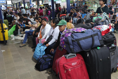 Personas esperan para comprar boletos en la terminal "Bimodal" este 18 de diciembre de 2025, en Santa Cruz (Bolivia).