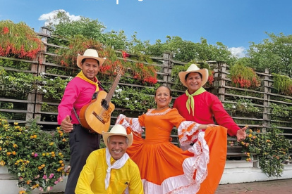 Chigualo. Grupos folclóricos recitan versos montubios para el Niño Dios.